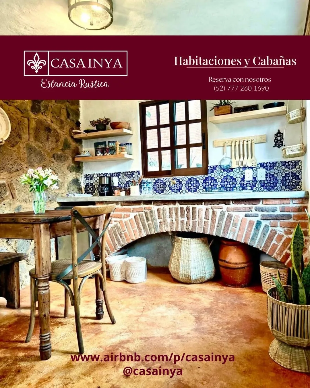 Interior rústico de Casa Inya con cocina, mesa de madera y acabados artesanales